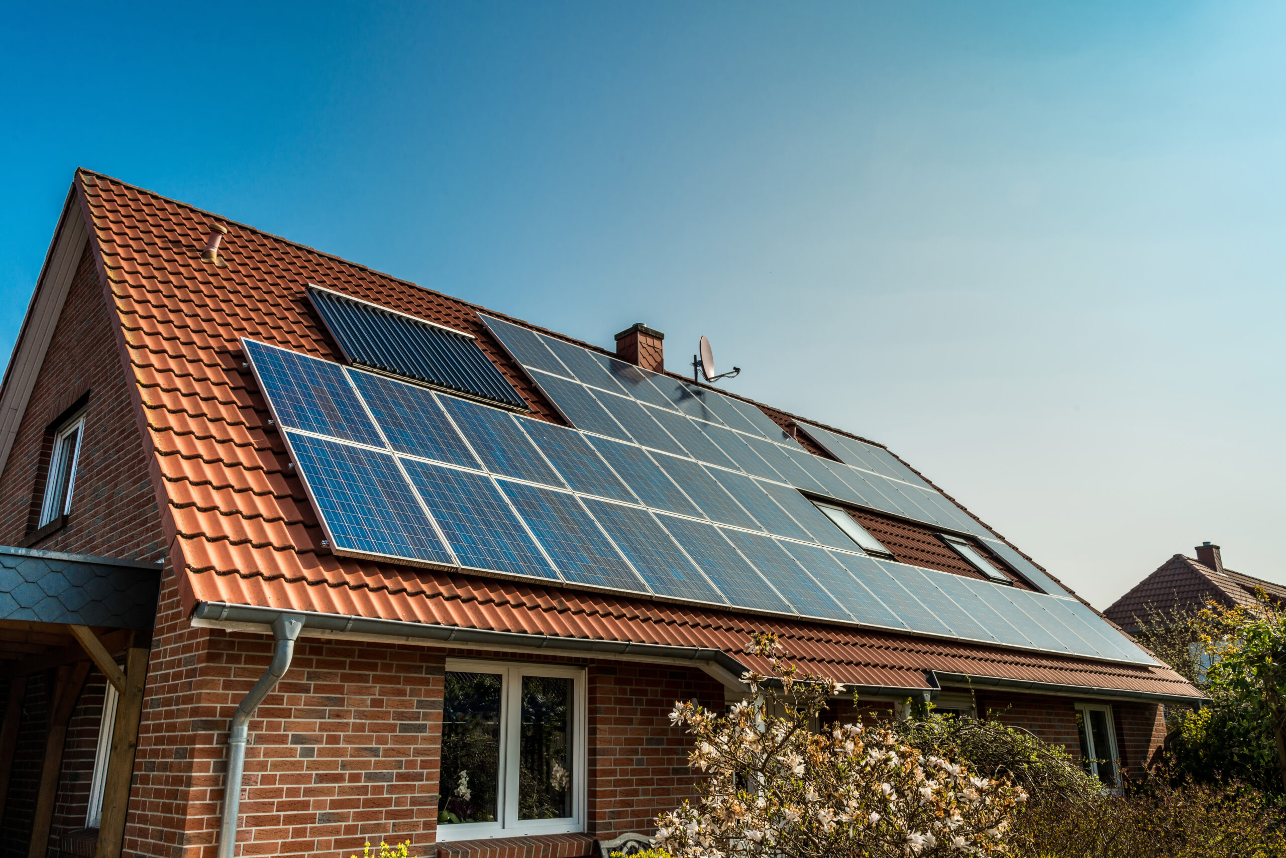 Photo de panneaux photovoltaiques installés sur une maison